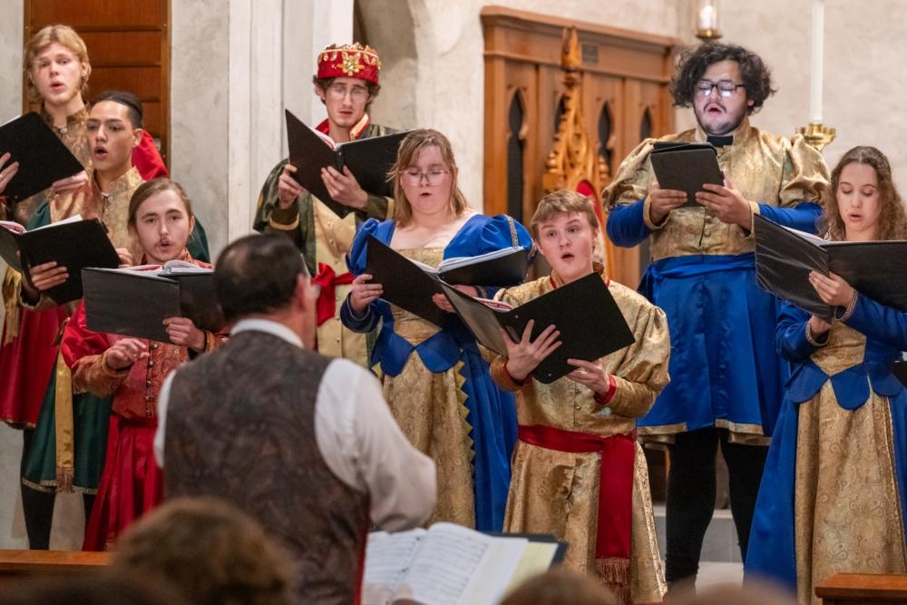 Singing performers in medieval costumes